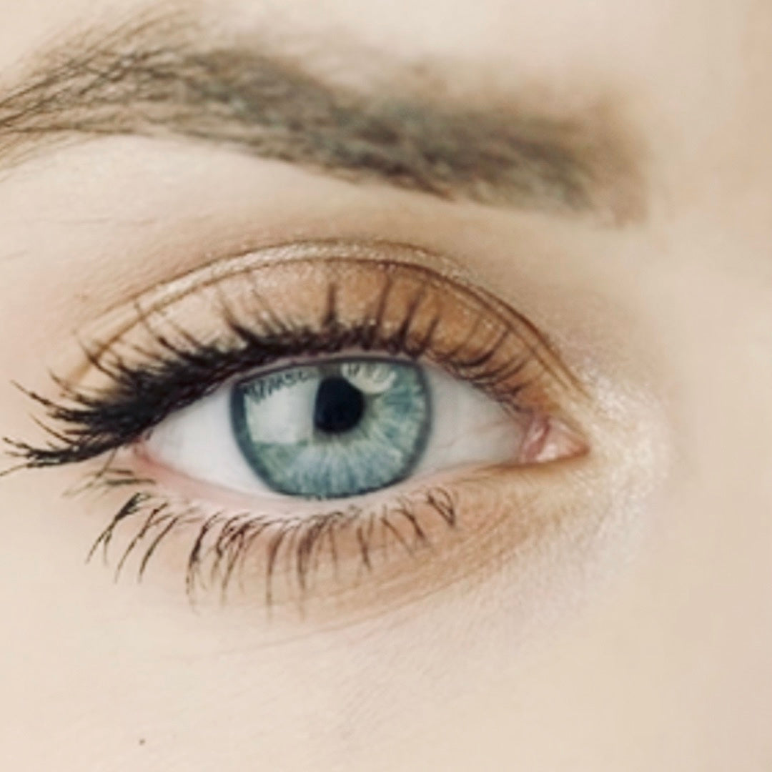 Gros plan oeil et cils maquillés