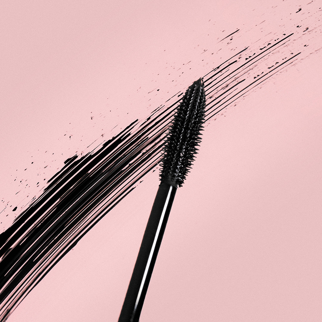 Mascara Longueur Liner HAUTEVUE, le noir. Noir c'est noir, un noir intense et profond, symbole d'élégance, de simplicité, de sobriété, et de mystère.