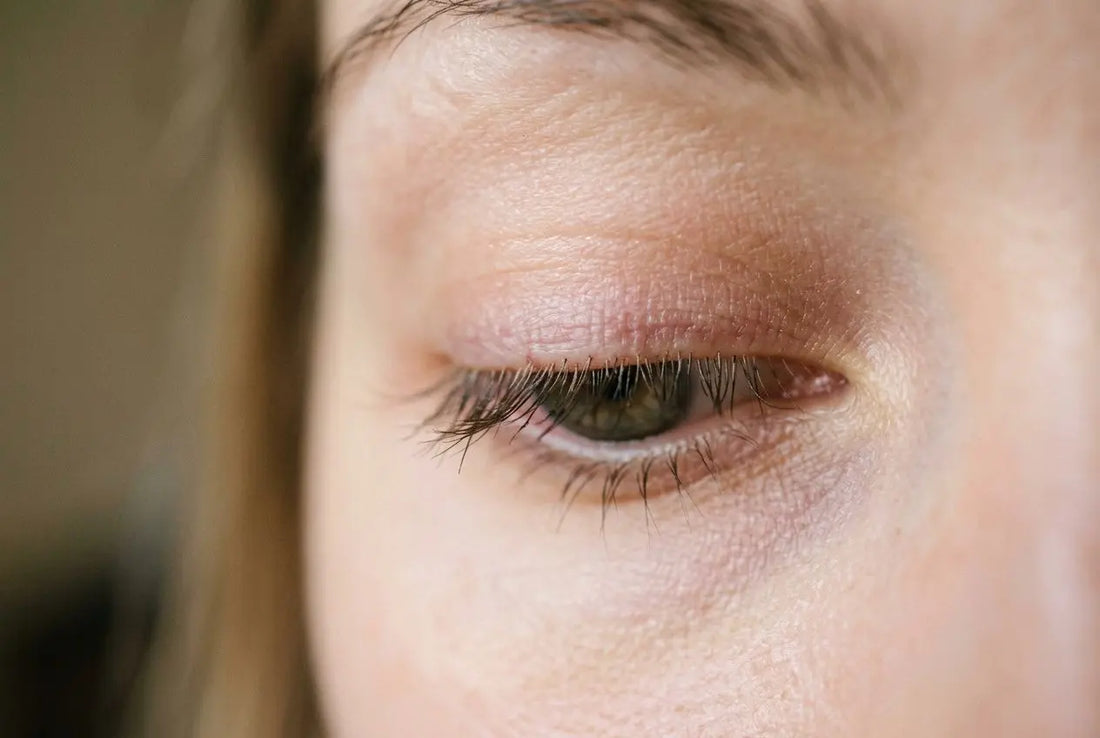 Cils fragiles après extension : causes et solutions pour les réparer