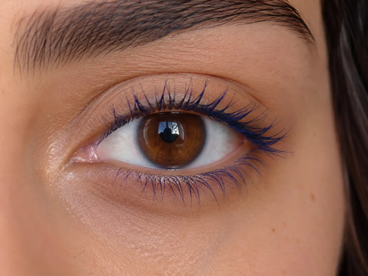 Le mascara bleu marine : l’allié élégant de tous les yeux marron